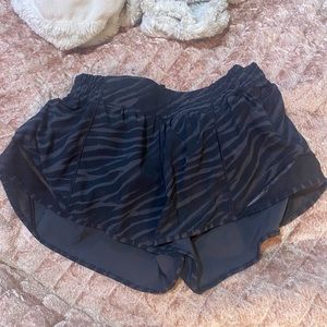 hard to find zebra print Lululemon hotty hot shorts. 2.5 regular. size 6🦓🤍💗.